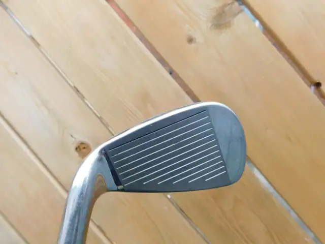 RIGHT-HAND WILSON D 300 (WILSON STAFF) IRON SET almost new in Golf in Chatham-Kent - Image 4