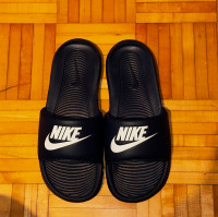 Des sandales Nike pour homme (size:9) 