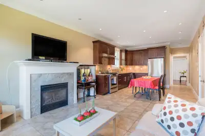Beautiful 1 bedroom/1 bath suite in South Steveston