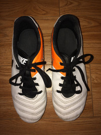 Chaussures de soccer Nike Pointure 3.5 en excellent état