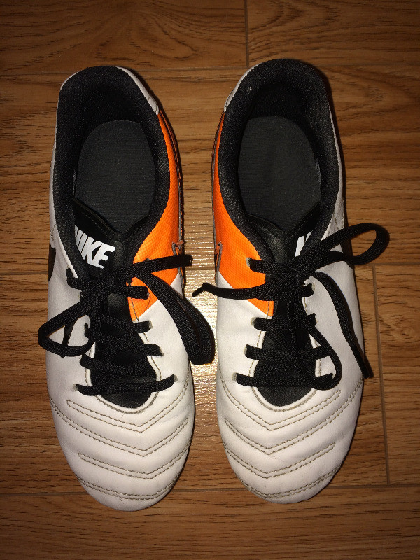Chaussures de soccer Nike Pointure 3.5 en excellent état dans Vêtements - 5T  à Laval/Rive Nord
