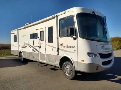 2004 Coachmen Mirada, 34 ft long, 54025 km Ford V10 Triton engine Onan 4000W generator 480 W Solar p...