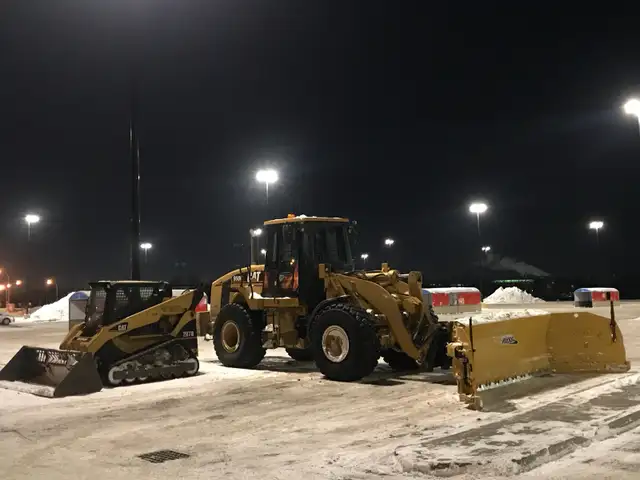 Commercial Snow Removal & Sanding569705116573388801