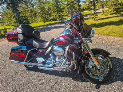 SAFETIED and SHOWROOM CONDITION. A 2013 Harley-Davidson CVO Ultra Classic 110th Anniversary Edition...