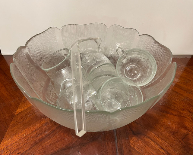 Vintage French Arcoroc Punch Bowl Set w/ 8 Cups, Pressed Glass in Kitchen & Dining Wares in Cambridge - Image 3