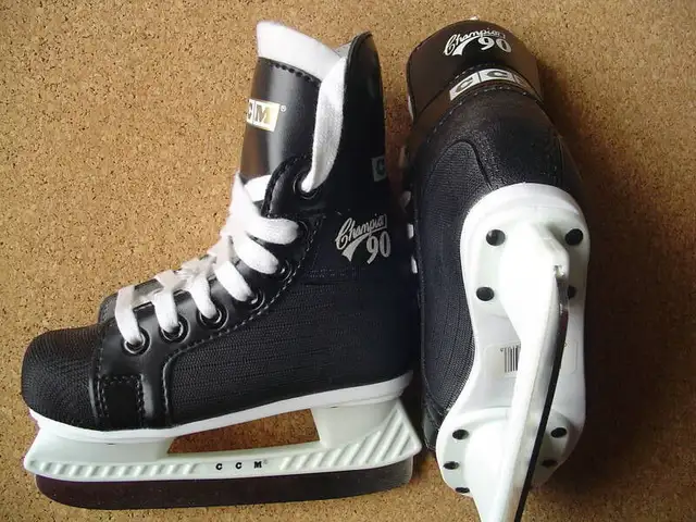 Ice Skates, Size 9 youth for shoe size 10-10.5 youth in Skates & Blades in City of Toronto - Image 6