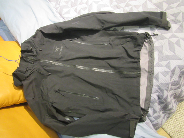 Arc'teryx Beta AR Gore-tex  Rain Jacket in Men's in City of Toronto - Image 4