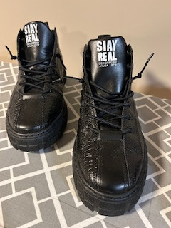 Slay Real Designed by Akuba 1979 Running Shoes Size 9/9 1/2 in Men's Shoes in Kelowna - Image 3