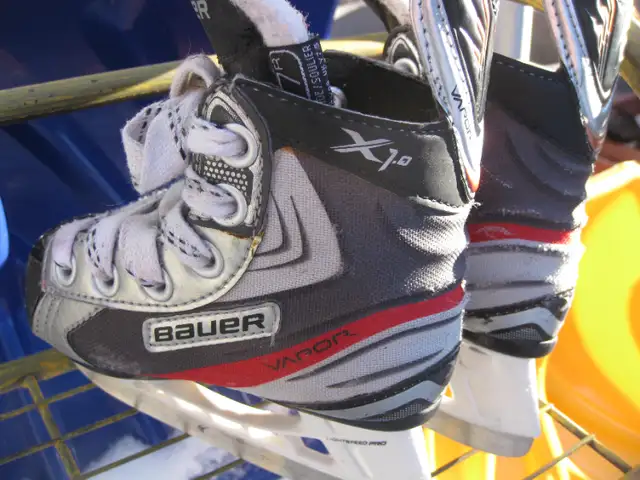 Youth BAUER VAPOR X 1.0 Ice Hockey Skates Size Y 7 R GC in Hockey in Winnipeg - Image 3