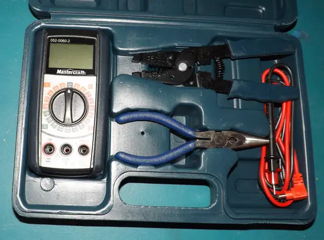 Electronic Digital Multimeter in Other in London - Image 3