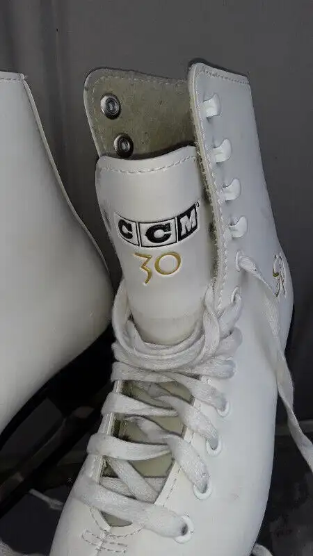 Girl's figure skates/Patins artistique pour filles in Skates & Blades in West Island - Image 3