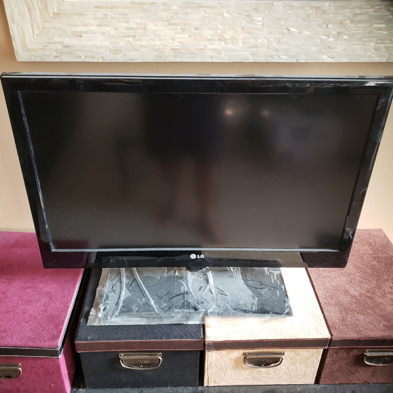 32 inch LG 1080p TV and remote (DOES NOT Turn On PLEASE READ) TVs