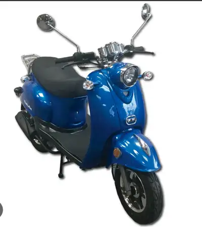 **** Bien lire jusqua la fin. Scooter solista. Toujours bien entretenu. Proprio femme. Payé 2880$ de...