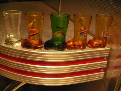 COLLECTION DE 5 BOTTES EN VERRES MOD.DEP. VINTAGE, View more