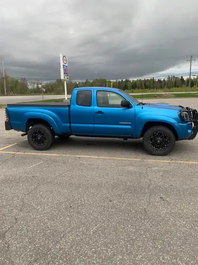 Tacoma 2005 manuelle 6 cylindres 240000 le moteur a moins de 140000kilo ( vga )roule très bien plusi...