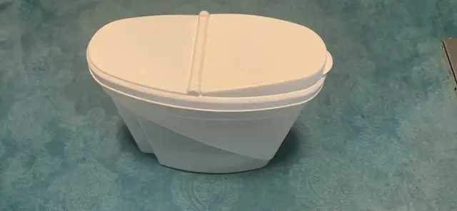 New- 4.8 litre Plastic Container 449689142155683842
