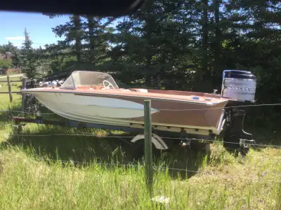 Unique consul design, very few made by Glastron. This boat has been in storage, covered. Holsclaw tr...