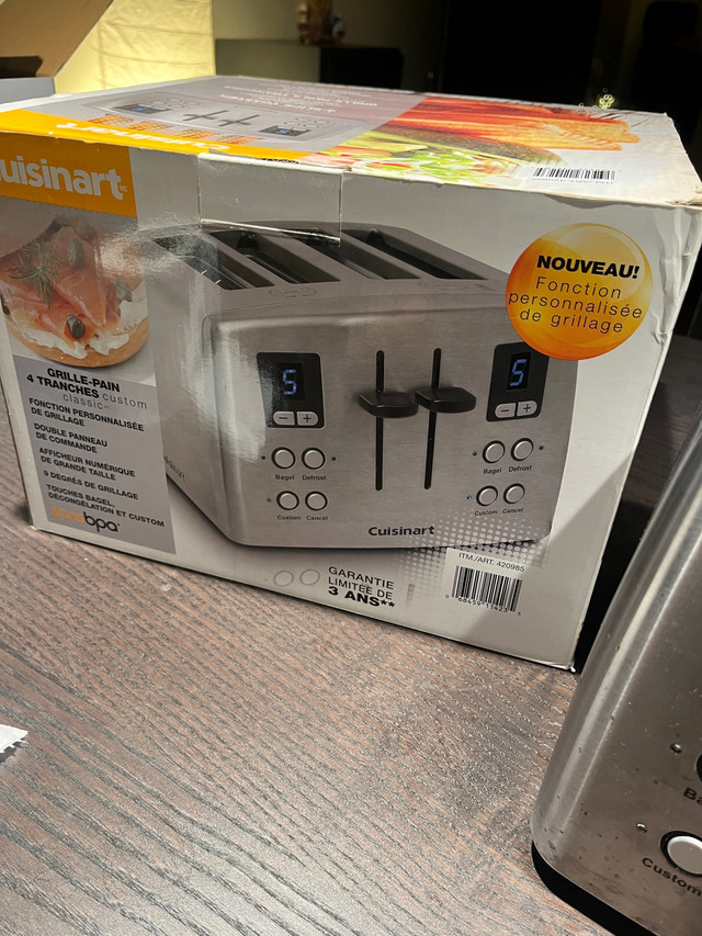 Cuisinart toaster with original box, very clean, rarely use. in Toasters & Toaster Ovens in City of Toronto - Image 3