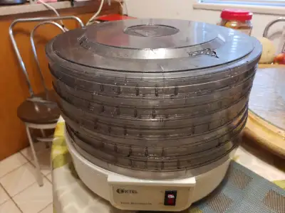 The K-Tel Deluxe Dehydrator, model 80043 white plastic, IN GOOD WORKING CONDITION, I USE LAST SUMMER...
