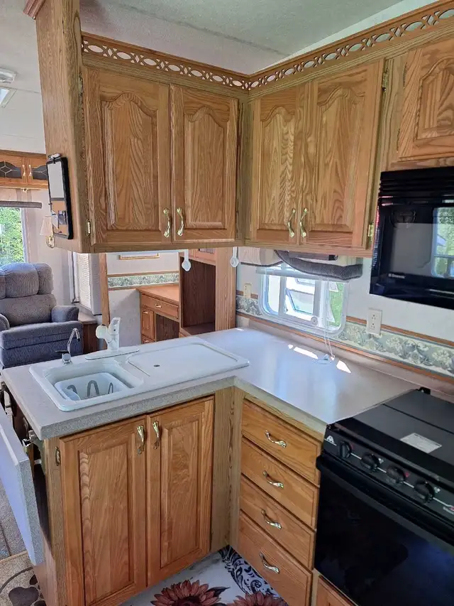 2004 NU-WA Hitch Hiker Discover America Touring Coach 35 in Travel Trailers & Campers in New Glasgow - Image 6