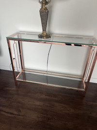 Table console dorée dessus verre