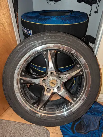 Je vends un ensemble de 4 jantes 17 pouces avec pneus Velozza. Ces jantes sont d'occasion et présent...