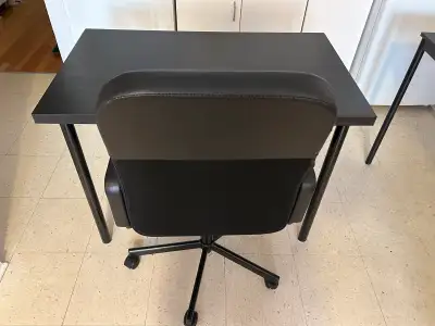 Je vend un bureau IKEA (100x60 cm) avec la chaise en excellent état pour 50$. À venir chercher sur p...