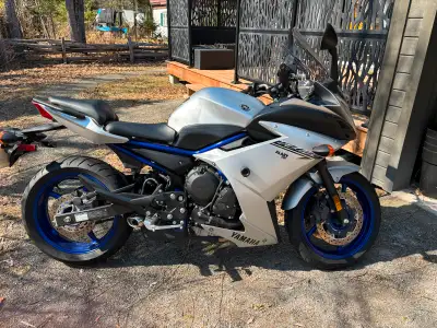 Une seule propriétaire! Moto sport-touring Yamaha FZ6R 2017 avec quelques sorties par saison. Parfai...