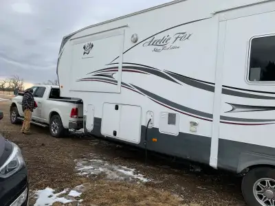 2012 Arctic Fox 29-5K 5th Wheel for sale. New Roof, New Batteries, Solar, 40lb Propane x 2, King Bed...