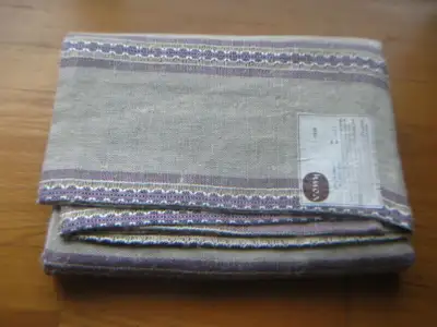 Nappe PUR LIN 150 X 200 couleur violet. Jamais utilisée. Taper le lien suivant pour voir mes autres...