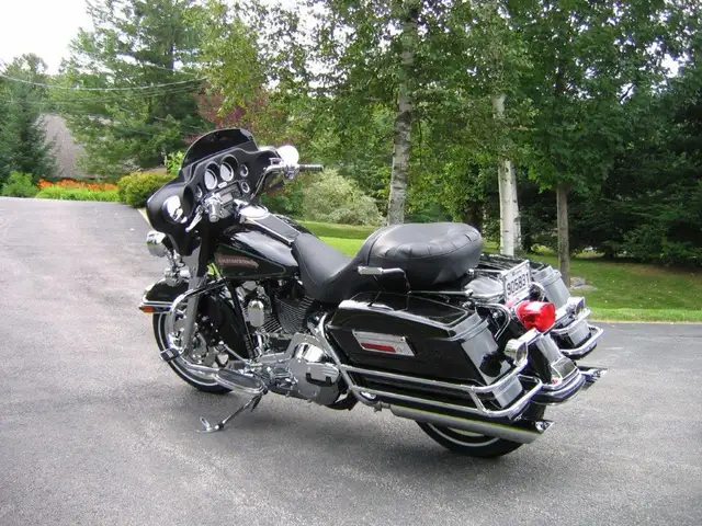 Harley FLHTCI 2006 in Touring in Laurentides - Image 8