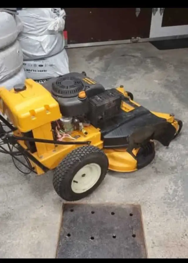 33' Cub Cadet Walk Behind in Lawnmowers & Leaf Blowers in City of Montréal - Image 4
