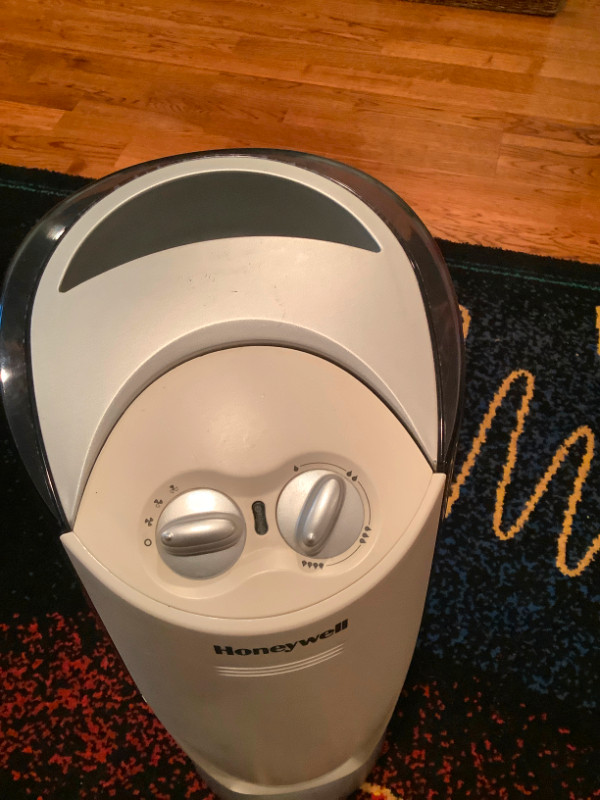 Honeywell HCM300T Quietcare Uv Tower Humidifier, 3 Gallon Heaters