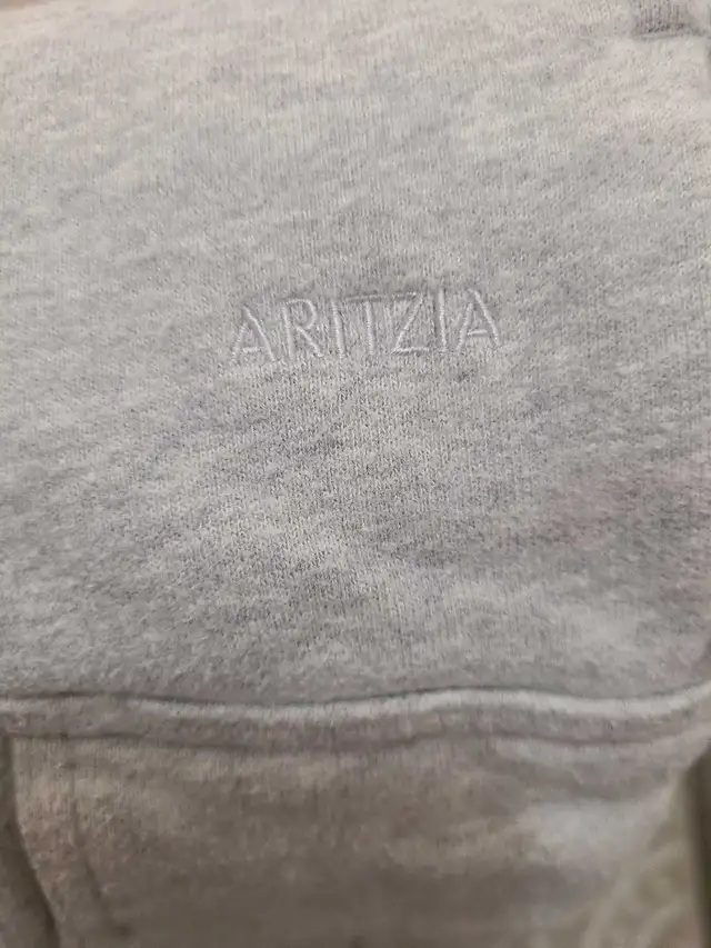 Aritzia - Sweatfleece cargo sweatpant in Women's - Bottoms in Markham / York Region - Image 6