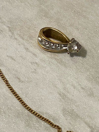 Gold diamond pendant necklace 