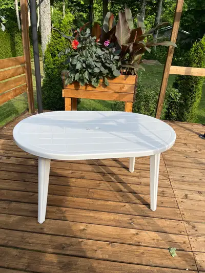 TABLE DE PATIO NEUVE BLANCHE 100$, View more