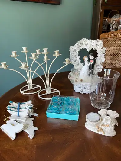 This is a set of used assorted centre pieces and decor for celebrations, that includes 2 candle hold...