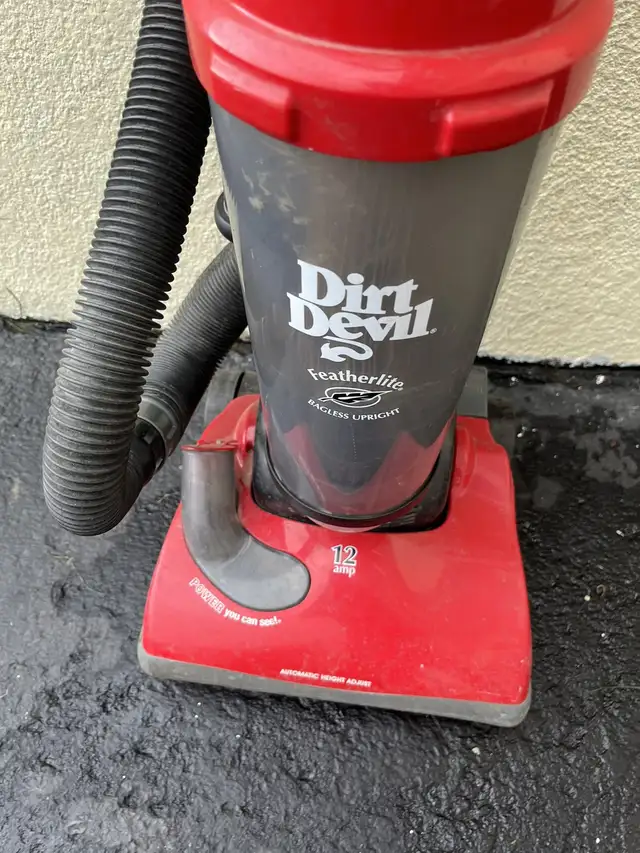 aspirateur de qualité avec filtre transparent et accessoires. in Kids in Laval / North Shore - Image 3