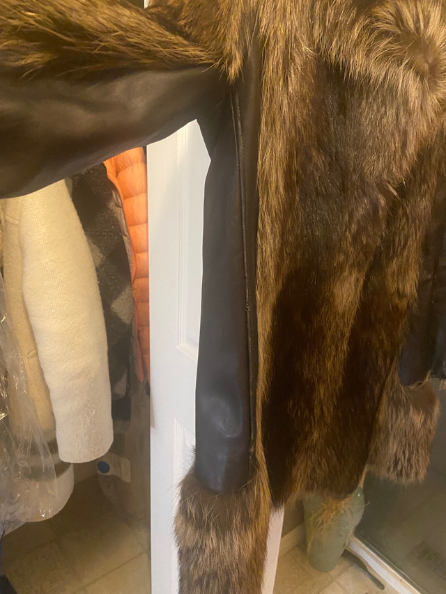 Fur/leather coat dans Femmes - Hauts et vêtements d'extérieur  à Saskatoon - Image 4