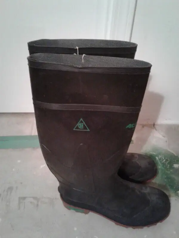 Rubber Safety Boots, ( Brand New) in Men's Shoes in Medicine Hat - Image 3