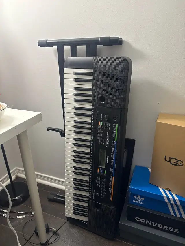 YAMAHA PSR E253 KEYBOARD PIANO in Pianos & Keyboards in Québec City - Image 3