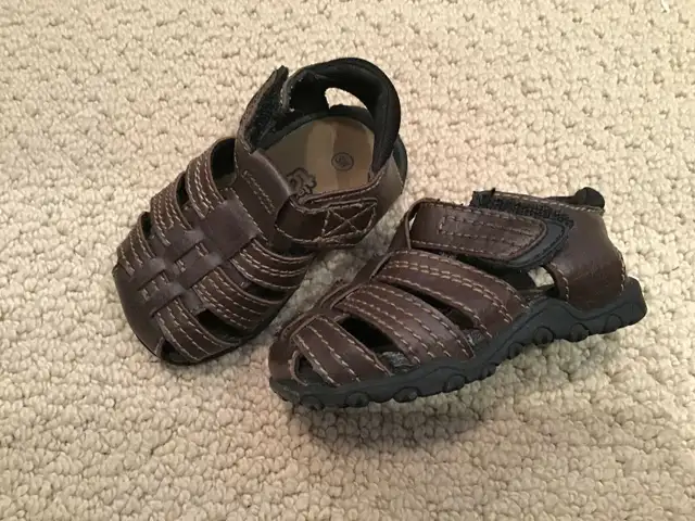 TEENY TOES BRAND, SIZE 3W, BROWN LEATHER SANDAL in Clothing - 6-9 Months in Peterborough - Image 2