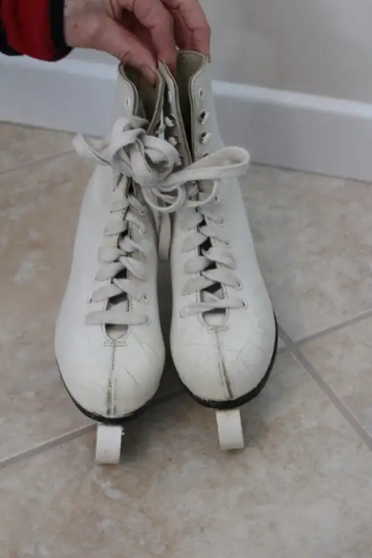 Youth Figure Skates in Skates & Blades in Stratford - Image 3