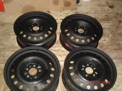 Two sets of 17 inch rims for sale, 5 x 144mm. Rims will fit Hyudai Santa fe, Kia Sorento, Nisan Rogu...