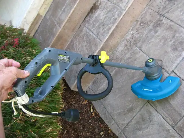 Yardworks 120V Electric Grass Weed Trimmer Strummer Weed Eater in Lawnmowers & Leaf Blowers in Kitchener / Waterloo - Image 5