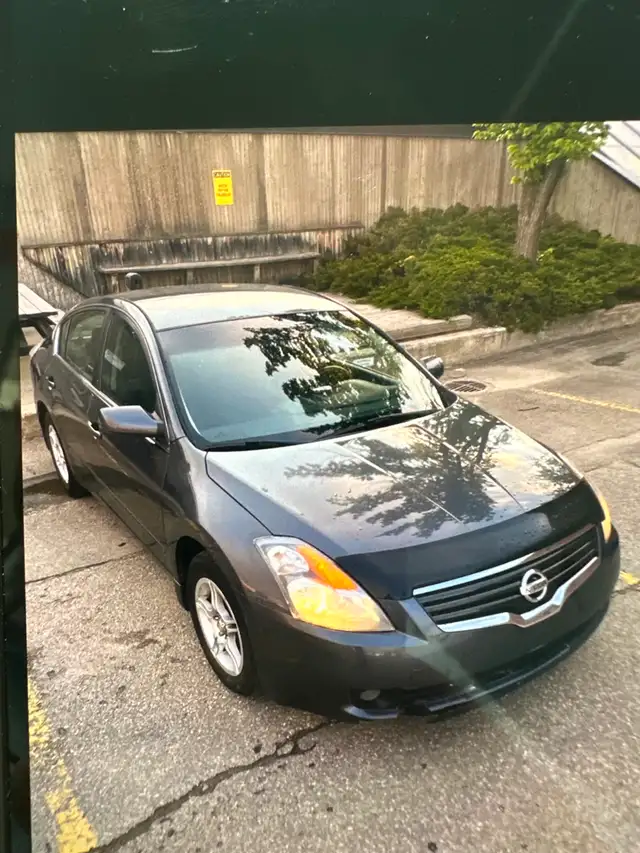 2009 Nissan Altima only 3,999 $ in Cars & Trucks in Edmonton - Image 2