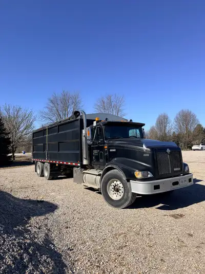 2000 int 9400 N14 cummins 615178 kms 24’, 6’ deep box with split rear doors 15spd, 5 deep reduction...