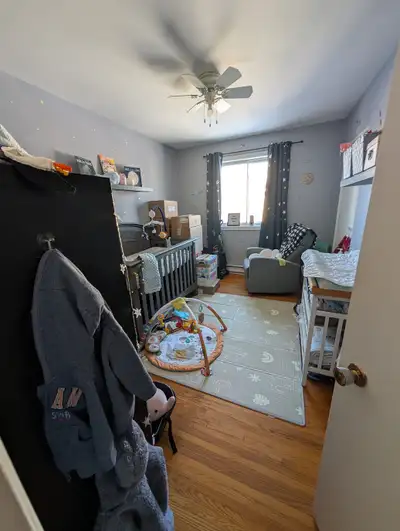 4 ½, 2em étage,1200.00/mois 1465 Rue Beaumont,Longueuil, J4M 1B8 2 chambres fermées, planchers bois...