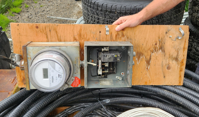 Compteur et fils électriques - Wires and electricity meter dans Électricité  à Ouest de l’Île - Image 2