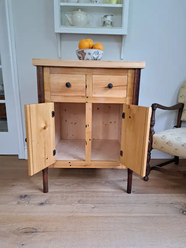 SOLID WOOD CABINET in Hutches & Display Cabinets in City of Toronto - Image 9